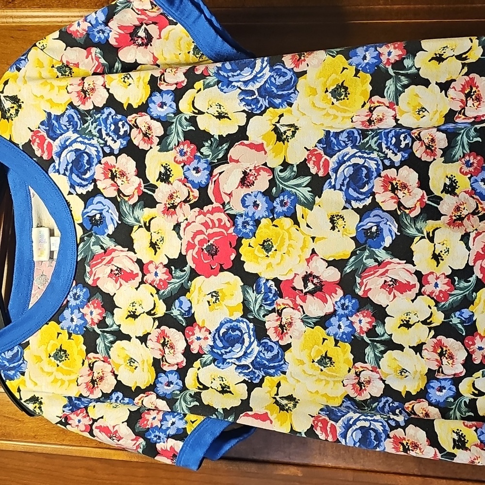 LuLaRoe woman's tshirt size Xl